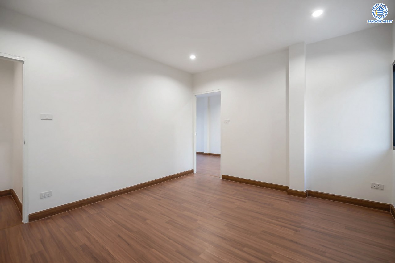 บ้านมือสองตกแต่งใหม่ ตกแต่งสไตล์ Nordic โครงการ กฤษดานคร18 บรมราชชนนี-พุทธมณฑลสาย3  เนื้อที่ 60 ตร.ว. บนพื้นที่ใช้สอยมากถึง 322 ตร.ม. อีกระดับของฟังก์ชัน 3 ห้องนอน 3 ห้องน้ำ 1 ห้องอเนกประสงค์ จอดรถได้ 3 คัน บรรยากาศสุด Private บนทำเลศักยภาพเชื่อมต่อหลายเส้นทาง ใกล้เซ็นทรัลปิ่นเกล้า ม.มหิดล และทางด่วน "ศรีรัช"